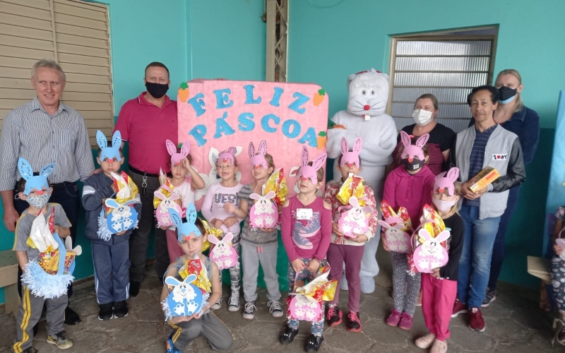 Visita do coelhinho nas escolas municipais