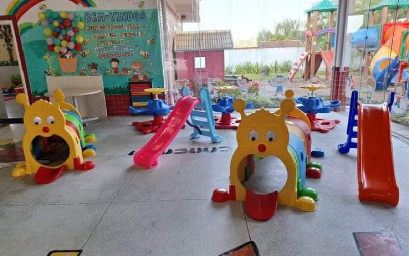 Brinquedos e colchonetes novos para as turmas de educação infantil