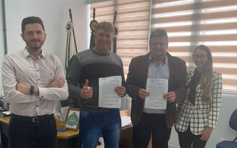 Entrega de resfriadores de leite para produtores